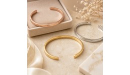 Bracelets et bagues gravés